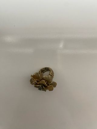 Anillo de flor dorado