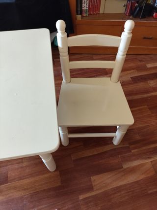 Mesa infantil + 2 sillas madera
