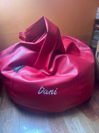Puf rojo de piel sintética