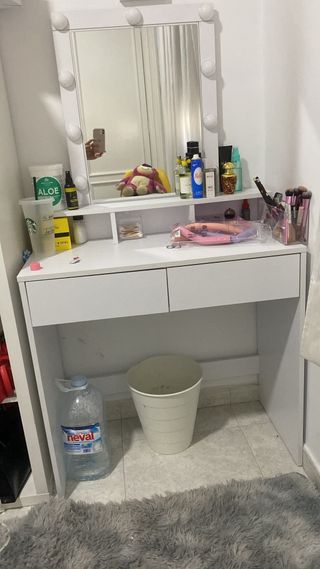 Cassettiera da trucco bianca con specchio