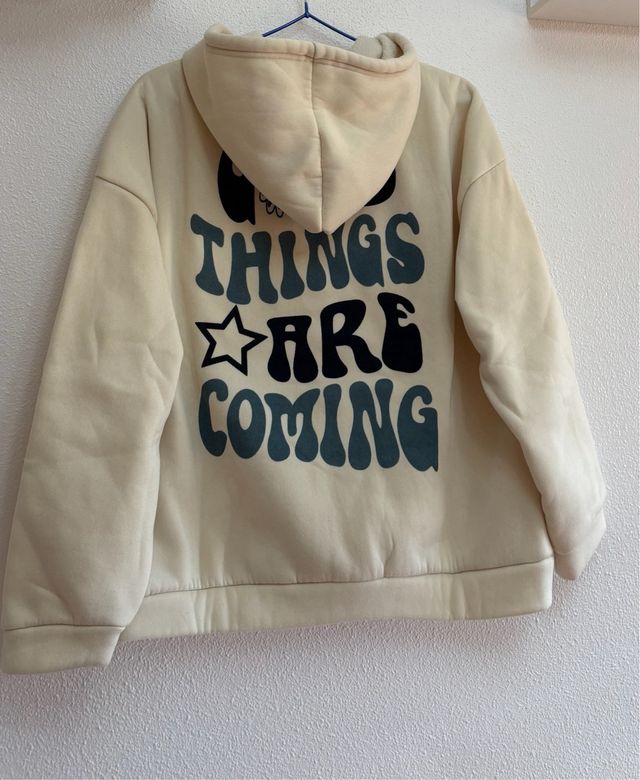 Sudadera beige Shein con letras azules