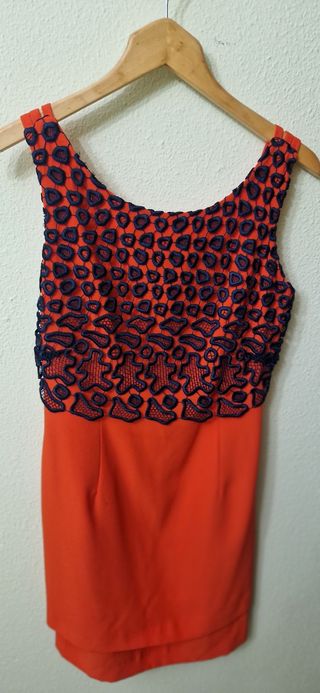 Vestido rosa fuerte con encaje azul