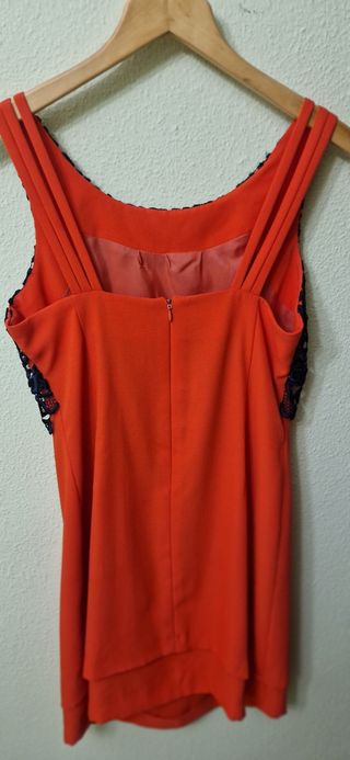 Vestido rosa fuerte con encaje azul