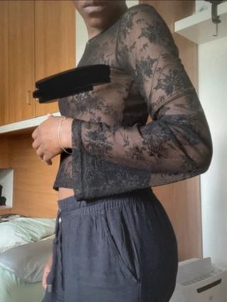 Top pizzo nero a maniche lunghe. 