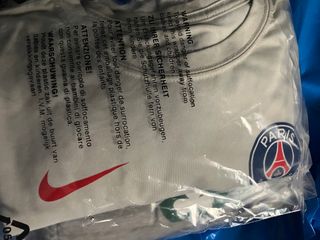 lote de cuatro camisetas y un polo