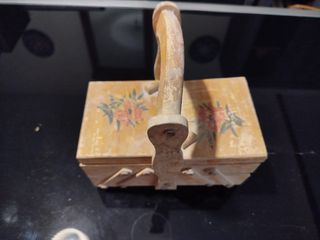 Costurero antiguo de madera