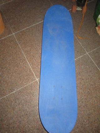 Monopatín azul usado