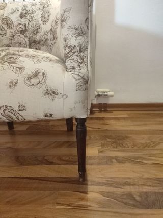 Sillón antiguo floral beige