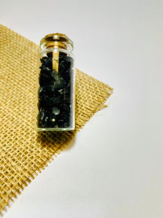 Garrafa com pedras de ônix