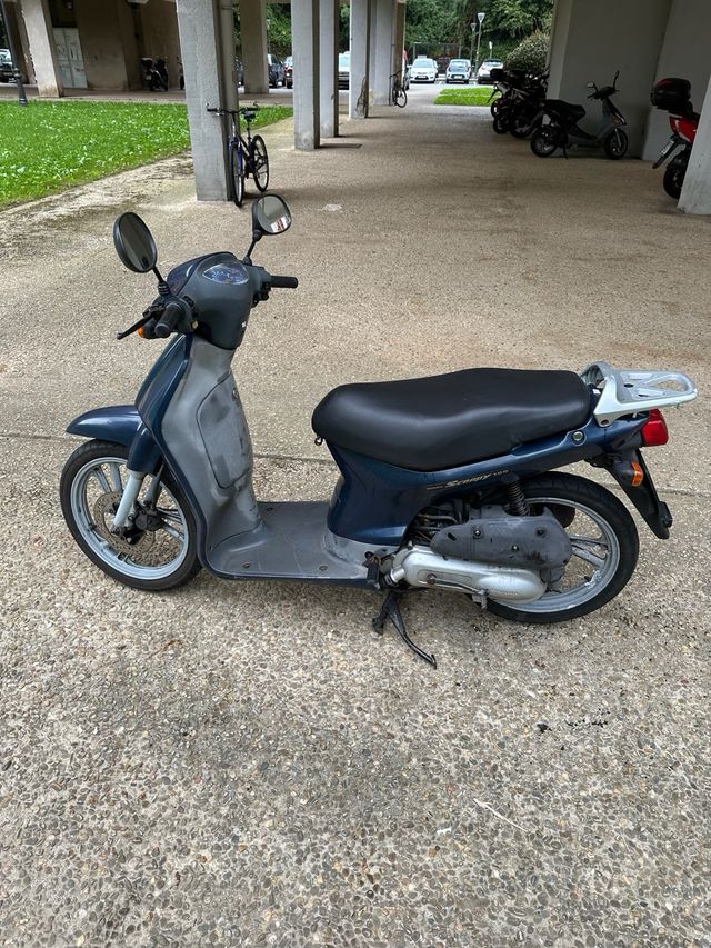 Scooter HONDA SCOOPY 100 azul marino.