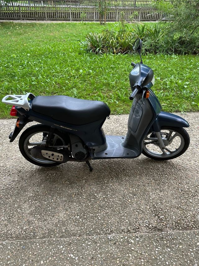 Scooter HONDA SCOOPY 100 azul marino.