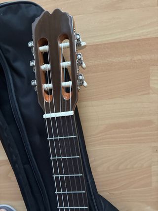 Guitarra con funda. Usada en dos ocasiones.