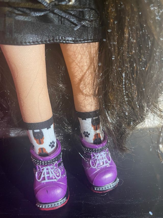 Na! Na! Na! Surprise Teens Rebel Dare