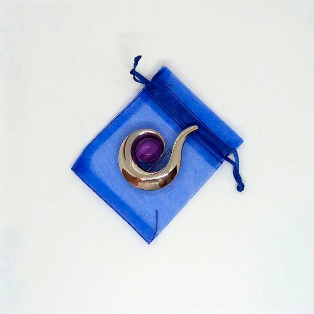 Broche plateado con esfera violeta