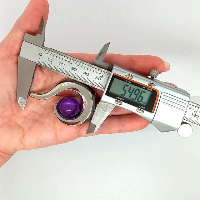 Broche plateado con esfera violeta