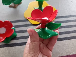 Mesa y sillas Barriguitas flores