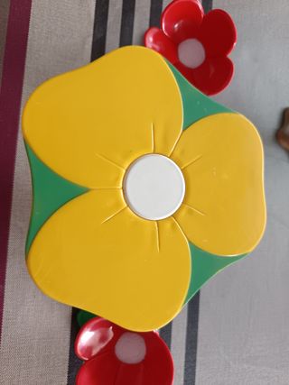 Mesa y sillas Barriguitas flores