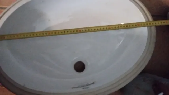 Lavabo porcelana blanco ovalado.  medidas 56x42 cm