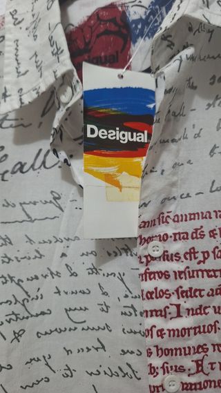 Camisa Desigual letras blancas