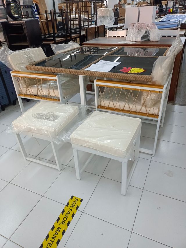 Mesa de jardín 4 sillas y 2 taburetes 
