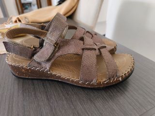 Sandalias doradas marrones