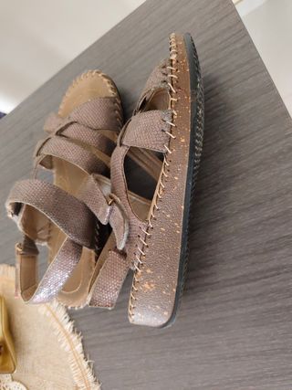 Sandalias doradas marrones