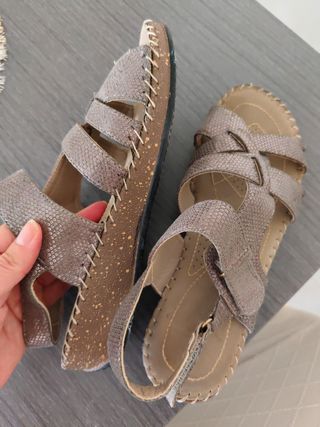Sandalias doradas marrones