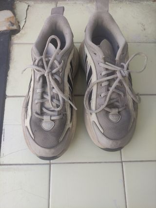 Zapatillas Adidas - Grises y Blancas