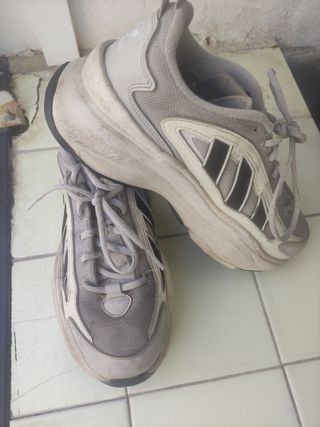 Zapatillas Adidas - Grises y Blancas