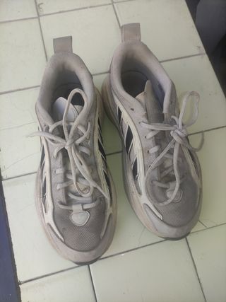 Zapatillas Adidas - Grises y Blancas