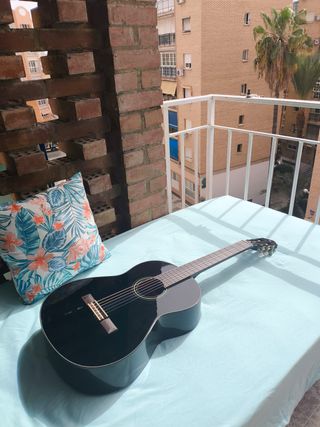 Guitarra Clásica Yamaha C40 Negra, con plectro