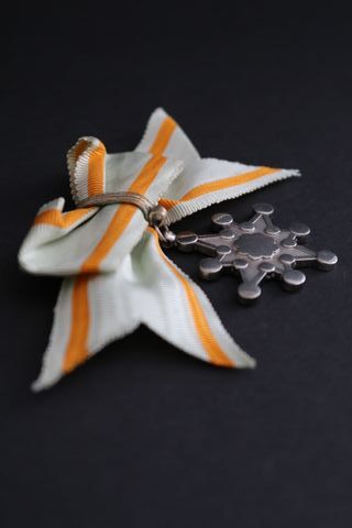 Medalla Japonesa Tesoro Sagrado 8 para Mujer