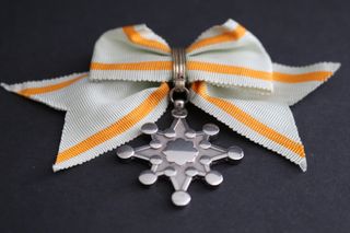 Medalla Japonesa Tesoro Sagrado 8 para Mujer