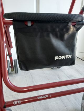 Andador ortopédico con ruedas