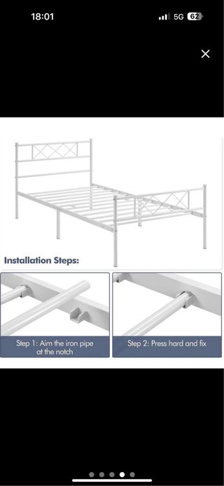Dos camas gemelas de metal con colchon