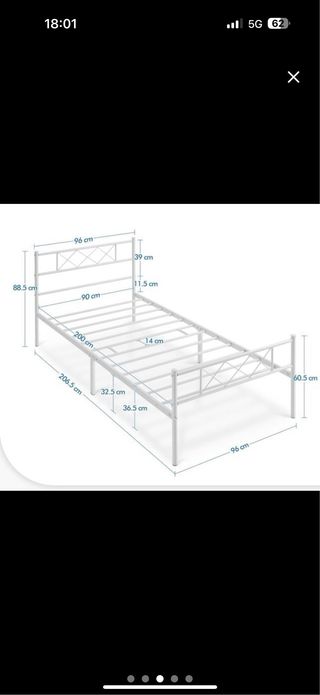 Dos camas gemelas de metal con colchon