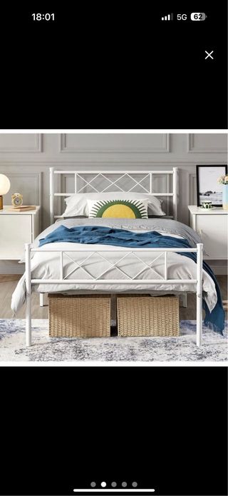 Dos camas gemelas de metal con colchon