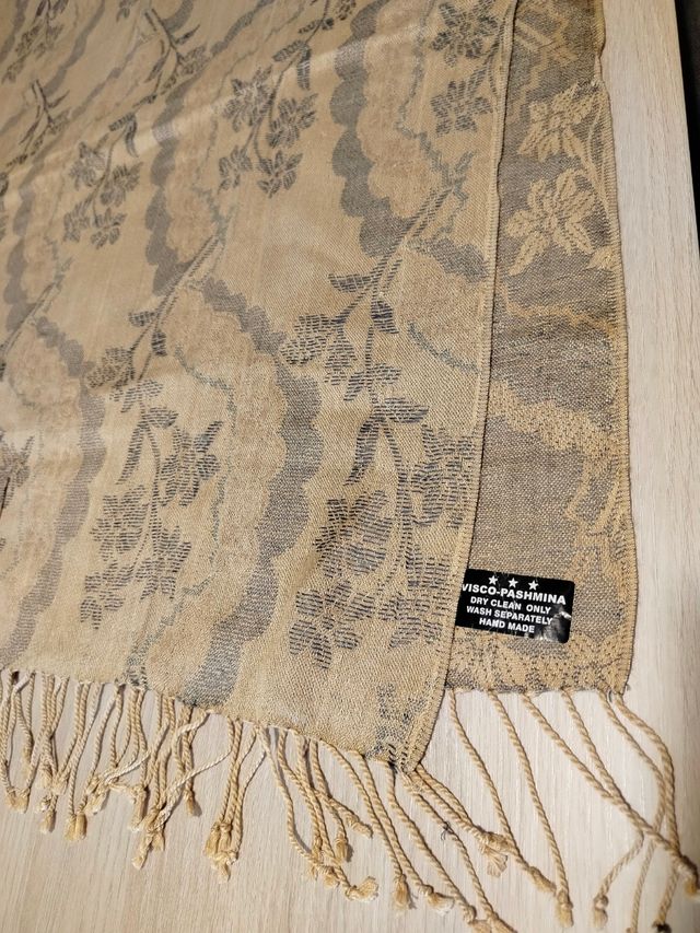 Pasmina dorada y gris