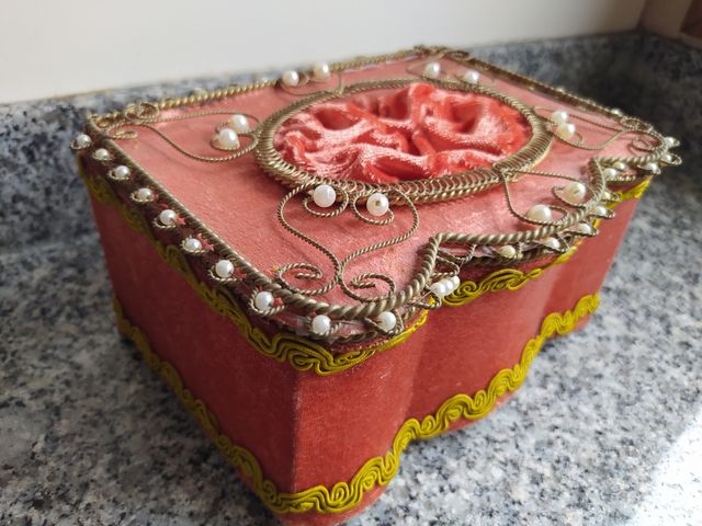 Caja joyero vintage rosa-dorada