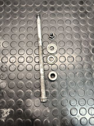 Eje rueda trasera Yamaha Dragstar 650