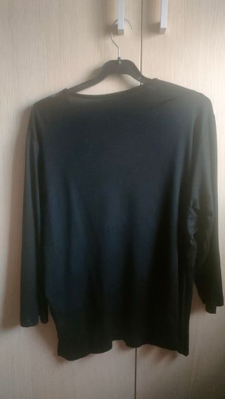 Camiseta negra - Ancho, 41 cm. Sisa,67. Largo, 64.