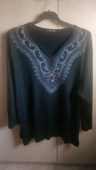 Camiseta negra - Ancho, 41 cm. Sisa,67. Largo, 64.
