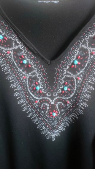 Camiseta negra - Ancho, 41 cm. Sisa,67. Largo, 64.