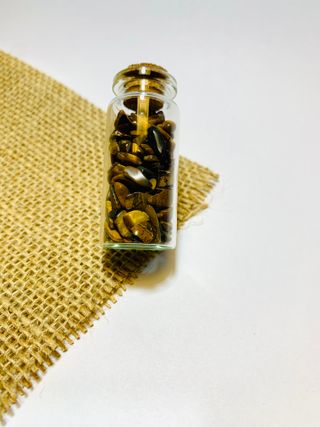 Pedras Olho de Tigre em garrafa