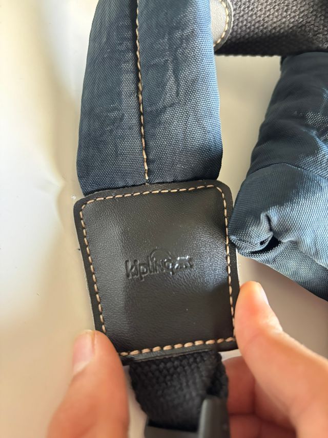 Mochila portabebés Kipling azul marino