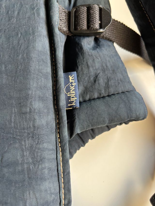 Mochila portabebés Kipling azul marino