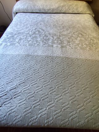 Colcha fina boutí cama 150 cm. gris y blanca