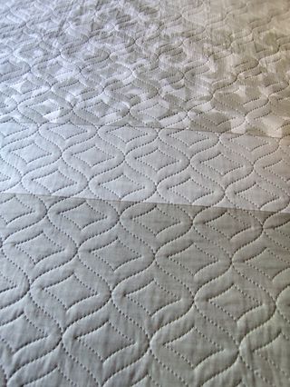 Colcha fina boutí cama 150 cm. gris y blanca