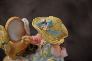 Figura Niña con Espejo "Monday's Child"