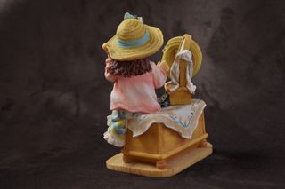 Figura Niña con Espejo "Monday's Child"